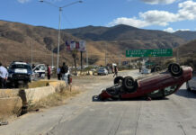 Aparatoso accidente deja un vehículo volcado en el bulevar 2000