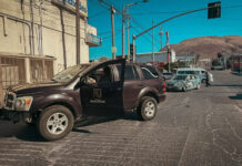 Carroza que transportaba un cuerpo choca contra vehículo; mujer embarazada y menor resultarán lesionadas