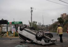 Volcadura en bulevar Fundadores; conductor sale ileso
