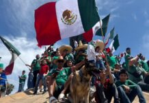 Tijuanences llegan a la Glorieta Cuauhtémoc para celebrar Triunfo de México