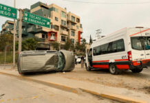 Se registra accidente entre unidad Altisa y camioneta particular en la Vía Rápida Alamar