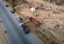 Accidente en bulevar 2000; dompe termina volcado
