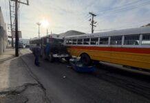 Accidente entre camiones en Calzada Cetys deja daños materiales