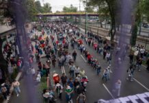 Manifestantes de la CNTE se movilizan hacia el Estadio Azteca