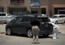 Abandonan vehículo con cuerpo al interior en Calimax Hipódromo