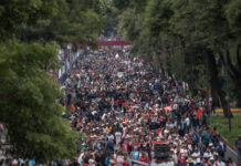 Miles de integrantes de la CNTE marchan hacia el Estadio Ciudad de México