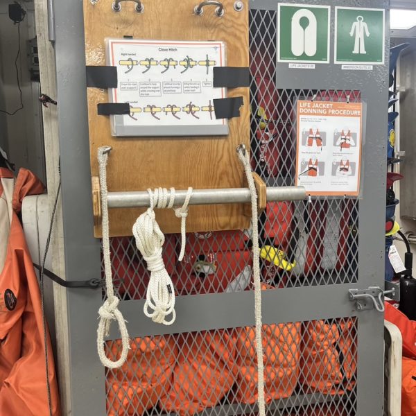 Atlantis knot tying station