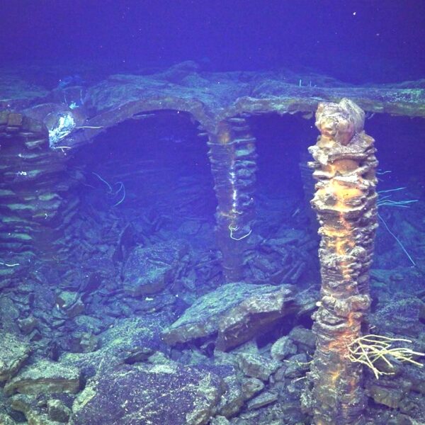 Columns and arches of lava at Int