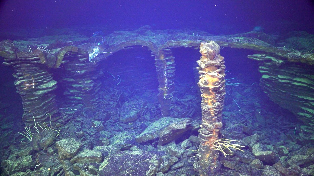 Columns and arches of lava at Int