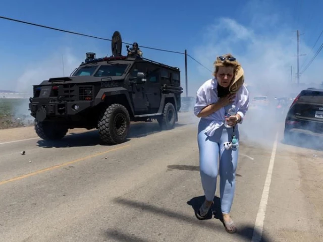 federal agents and protesters clash at major immigration raid at california farm afp
