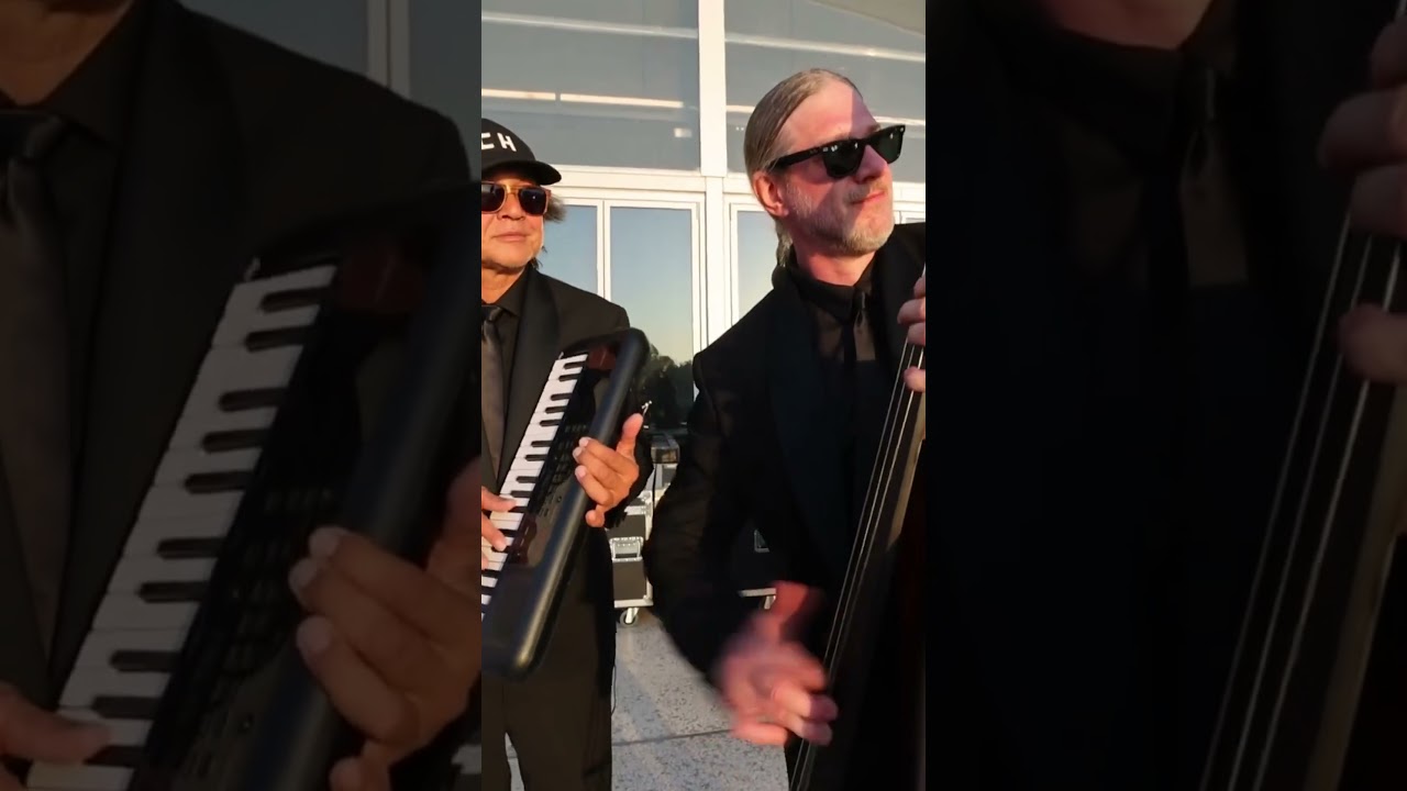 Keyboard Money Mark and Christian Olde Wolburse on the warm up