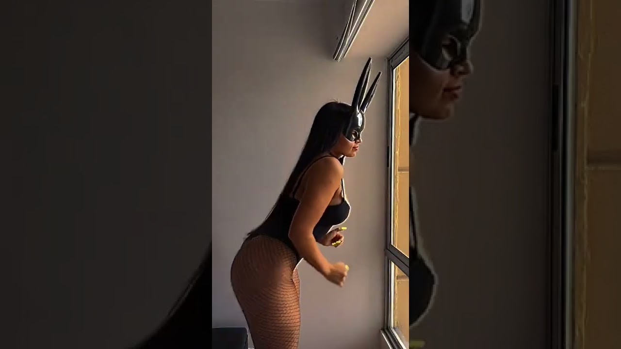 OMG I WANT TO SLAP HER 🍑