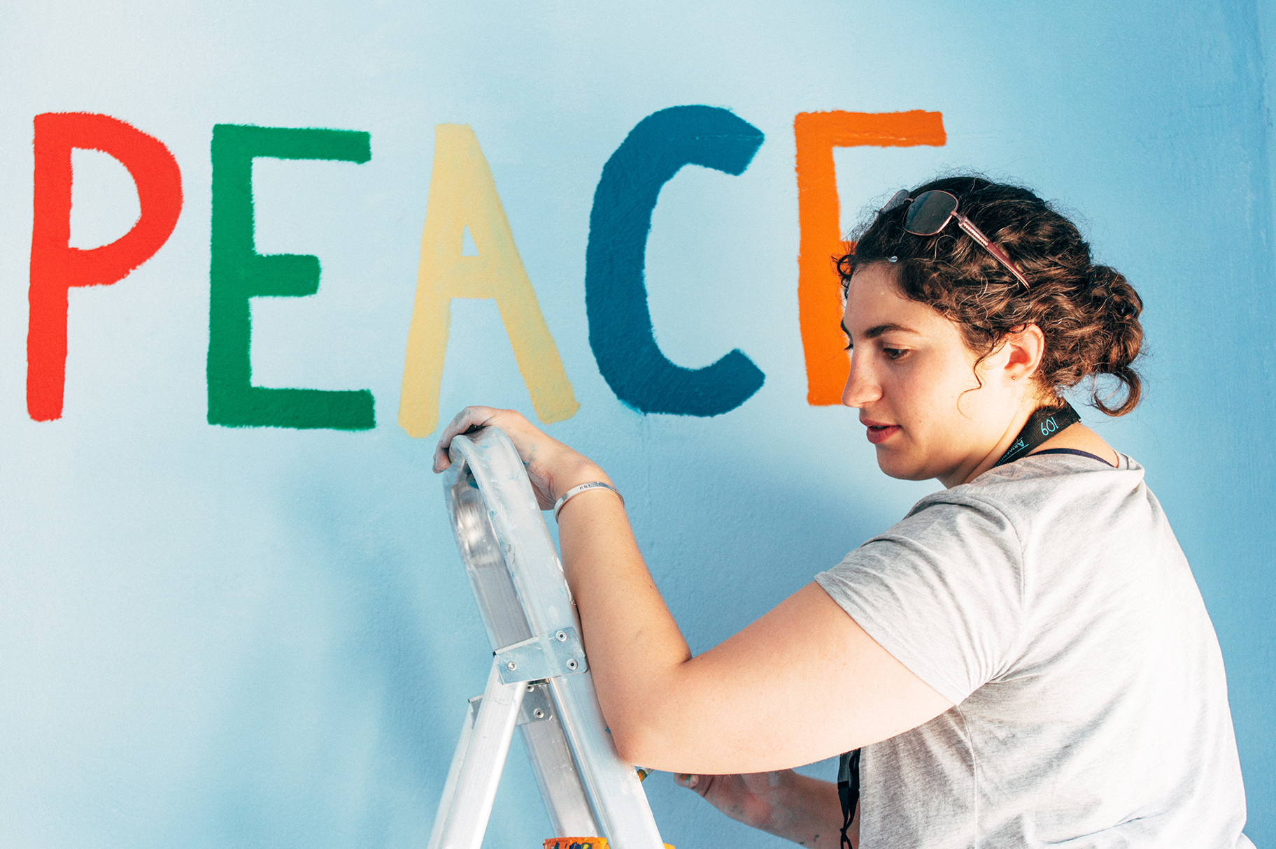 Renovation of the Armando Aid school: repainting the school and classrooms.