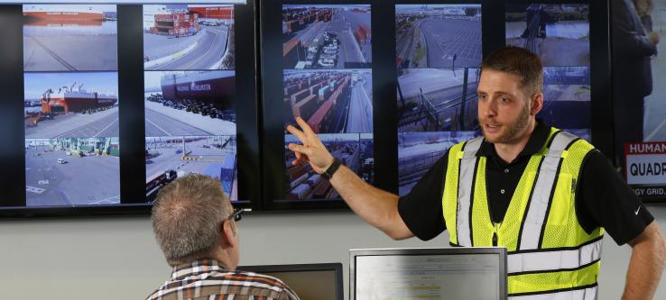 Port staff in the Opperations Service Center