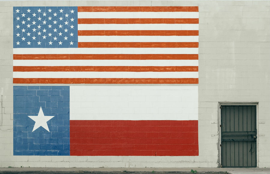 Bandera de EE.UU. y bandera de Texas en un mural en Houston