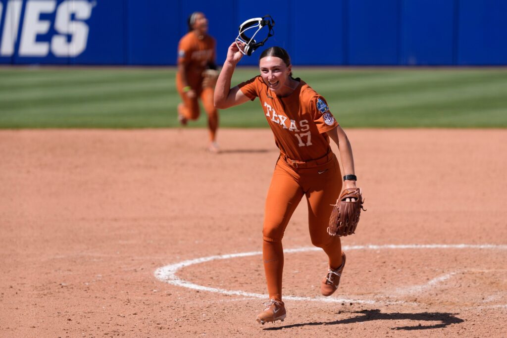 Longhorns sweep Tennessee, advance to WCWS Finals