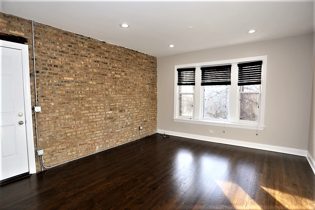 1634 W. Roscoe Street.