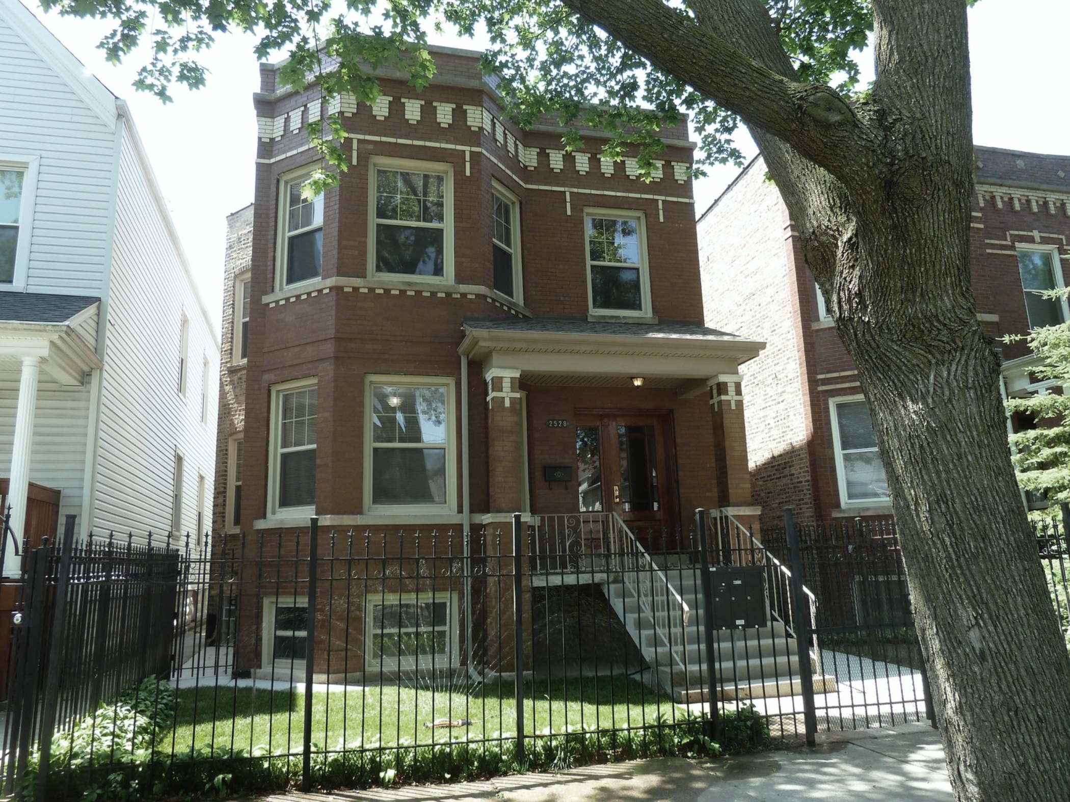 2528 North Hamlin Avenue
