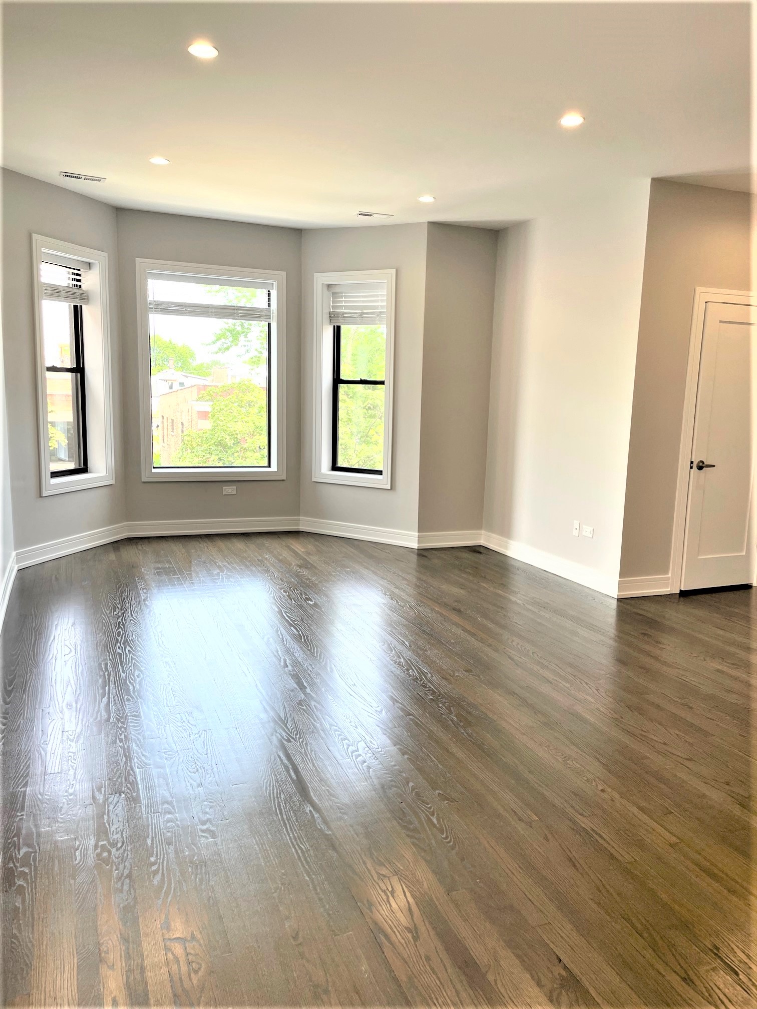 1455 W Farragut Ave