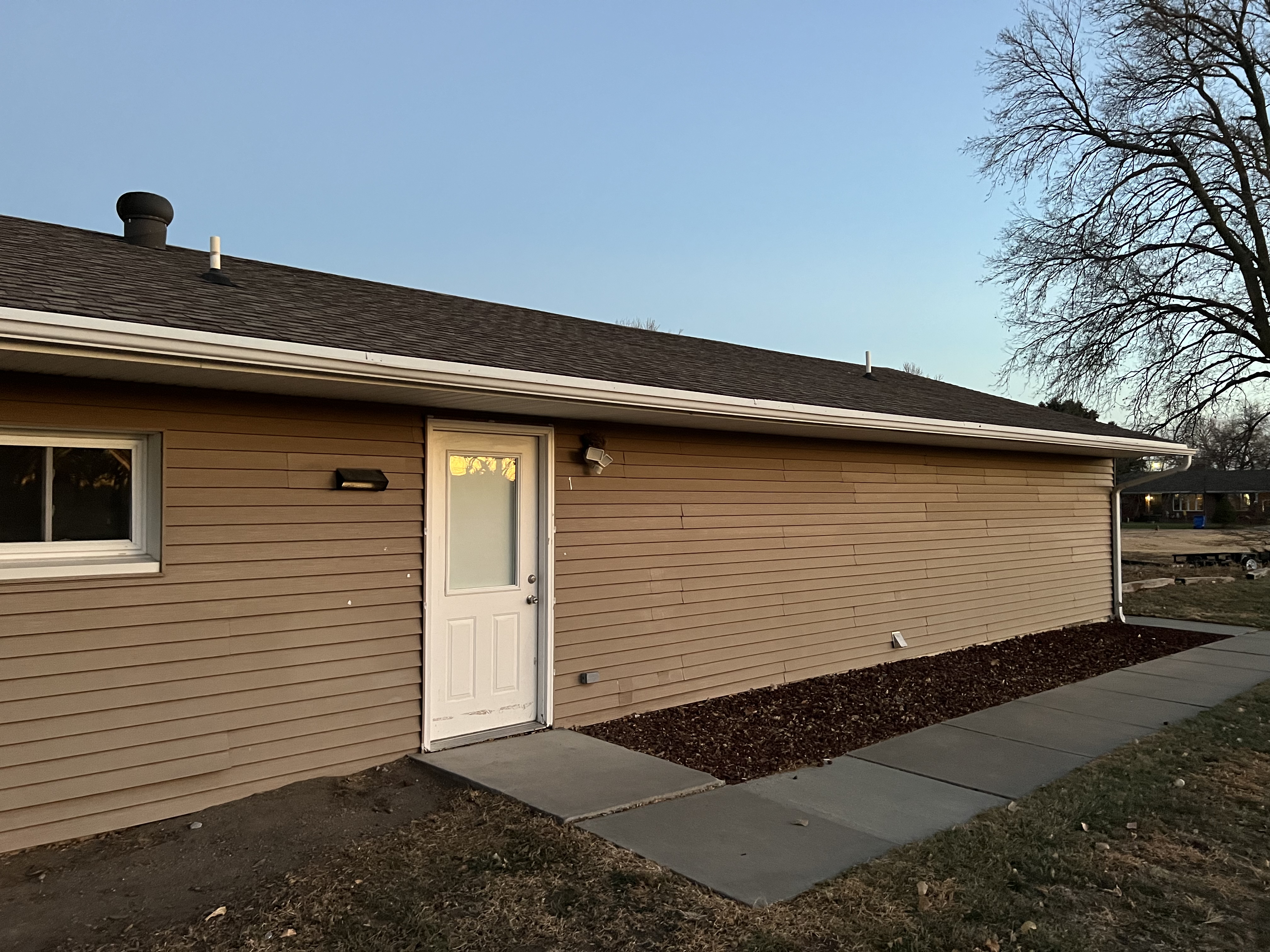 635 W 5th St