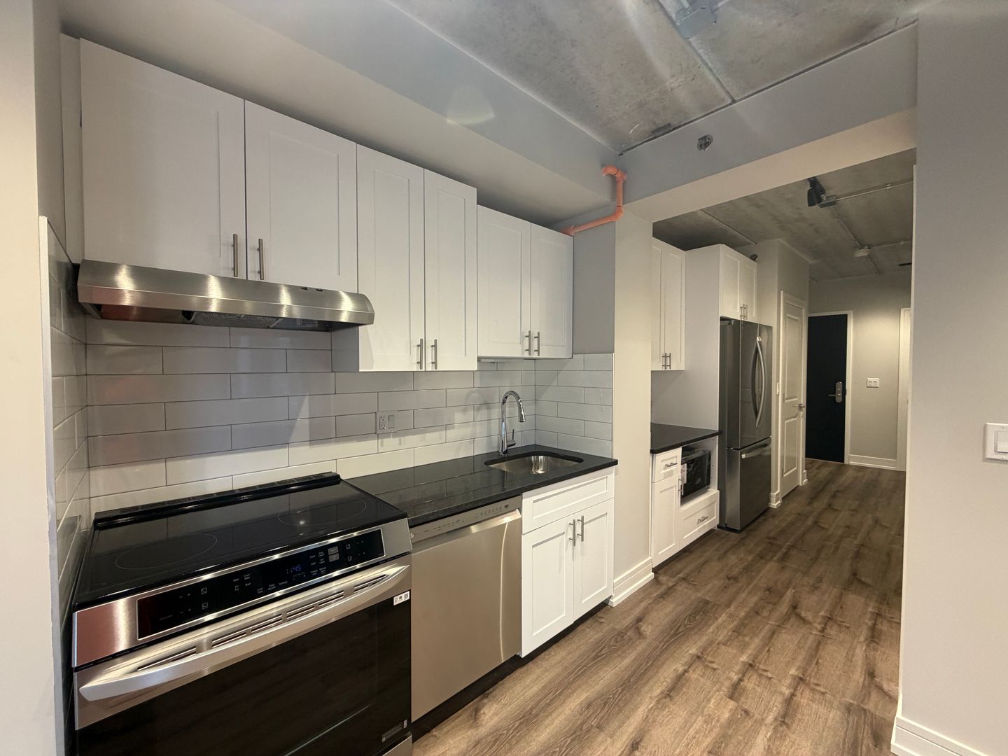952 W Carmen Ave
