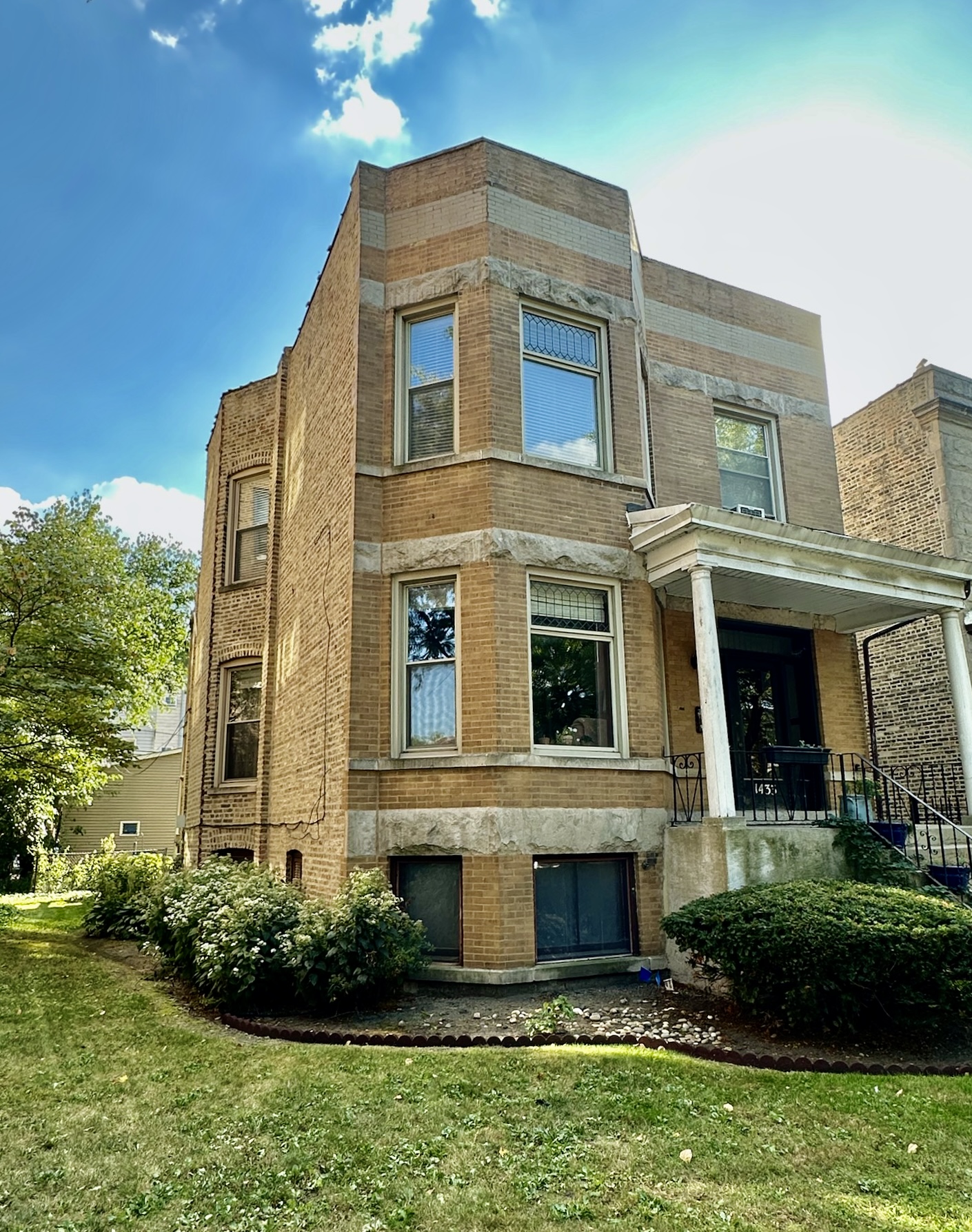 1433 W Foster Ave