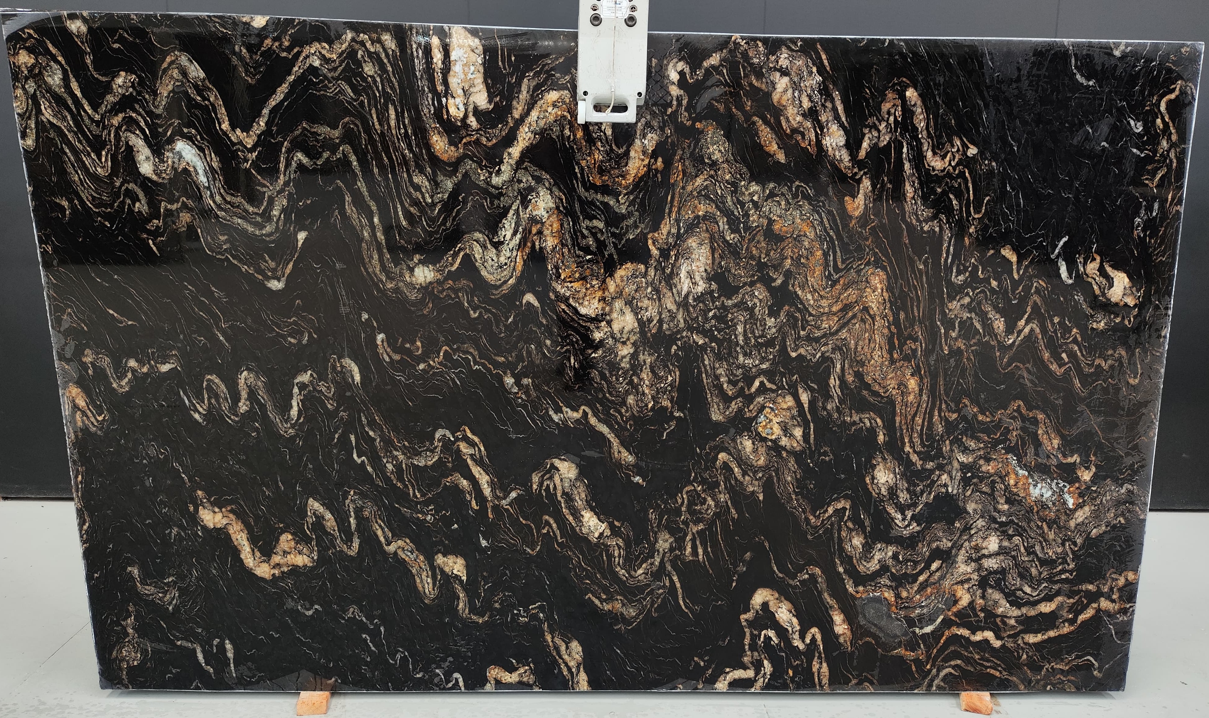 TITANIUM GOLD SUPREME 3CM LEATHERED SHADES OF BLACK NATURAL