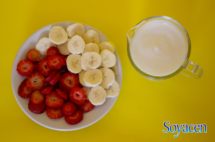 Ingredientes Licuado de Soyacen con plátano y fresas.