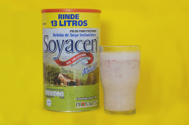 Licuado de bebida de soya Soyacen con plátano y fresas.