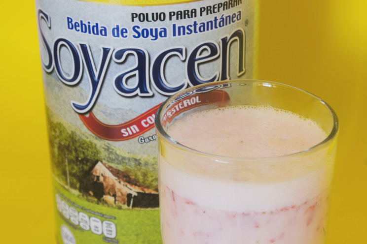 Licuado de Soyacen con plátano y fresas.