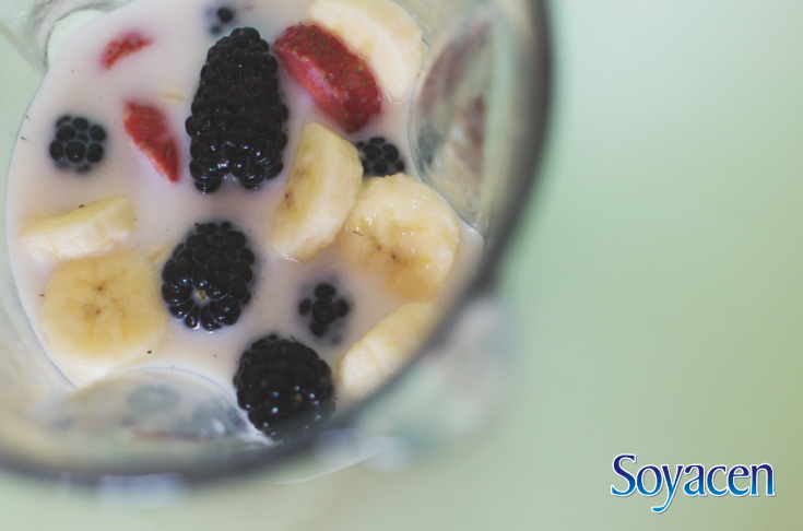 Licuado de Soyacen con fresas y zarzamoras.