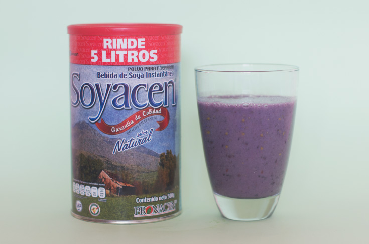 Licuado de bebida de soya Soyacen con plátano y fresas.