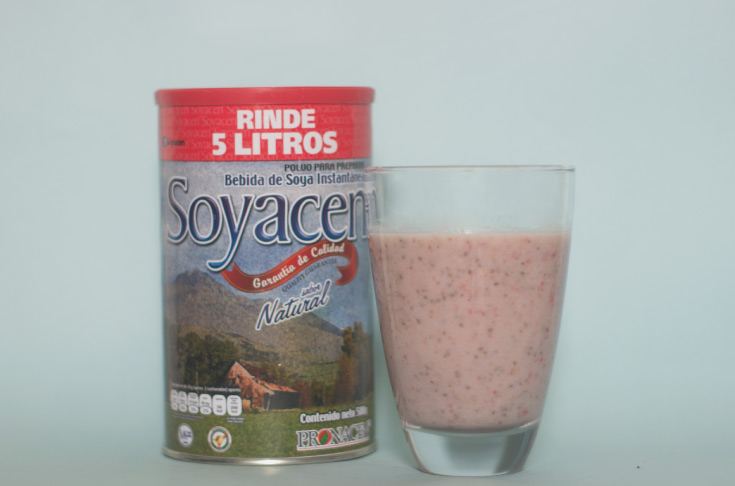 Licuado de bebida de soya Soyacen con fresas y chía.