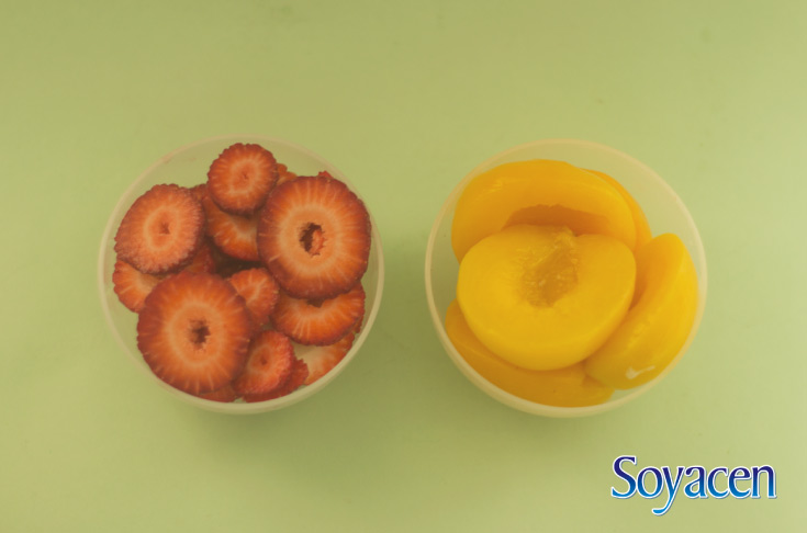 Ingredientes para preparar una smoothie de Soyacen con fresa y durazno.