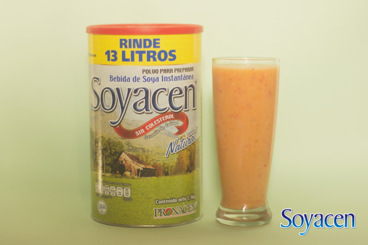 Smoothie de bebida de soya Soyacen con fresa y durazno.