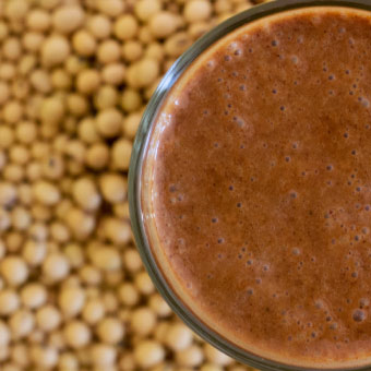 Licuado de Soyacen con chocolate y mango