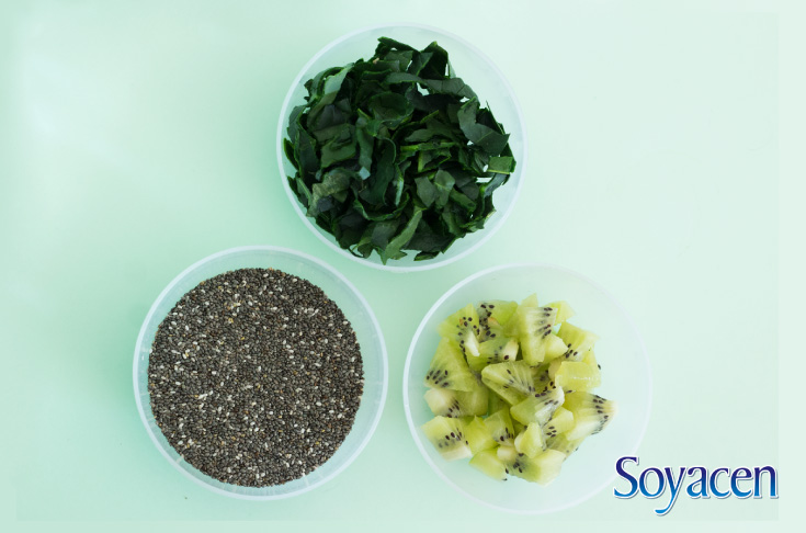 Ingredientes Licuado de Soyacen con kiwi, espinacas y chía.