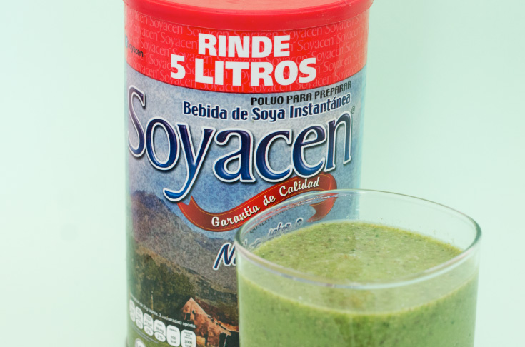 Licuado de bebida de soya Soyacen con kiwi, espinacas y semillas de chía.