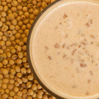 Licuado de Soyacen con chocolate y mango