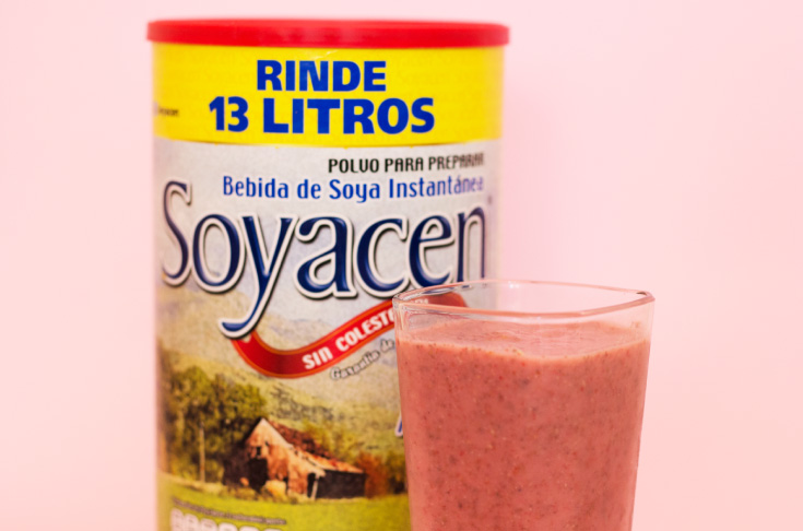 Licuado de bebida de soya Soyacen con fresas y chía.
