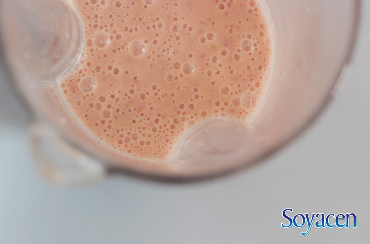 BLOG Soyacen | Smoothie de Soyacen con frutas (manzana, plátano y fresas)