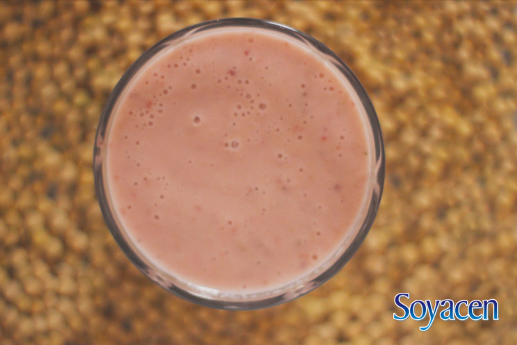 Smoothie de Soyacen con frutas (manzana, plátano y fresas)