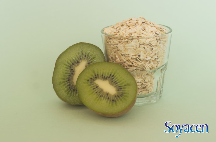 Ingredientes para un licuado de Soyacen con kiwi