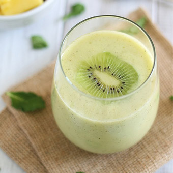 Receta de smoothie de kiwi, piña y menta.