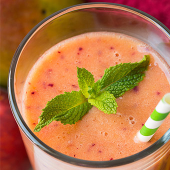 Receta de smoothie de mango, durazno y fresa con Soyacen