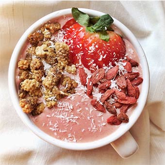 Receta de smoothie bowl de mango y fresa con Soyacen