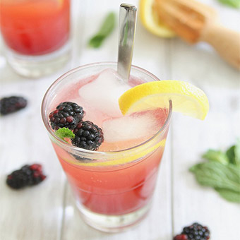 Receta cocktail de zarzamora y limón con Soyacen