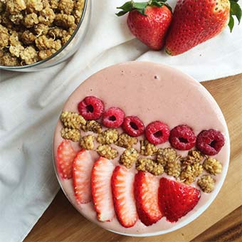 Receta de smoothie bowl de fresa y frambuesa con Soyacen