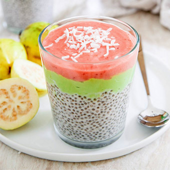 Receta de budín de guayaba, fresa y chía con Soyacen sabor Natural