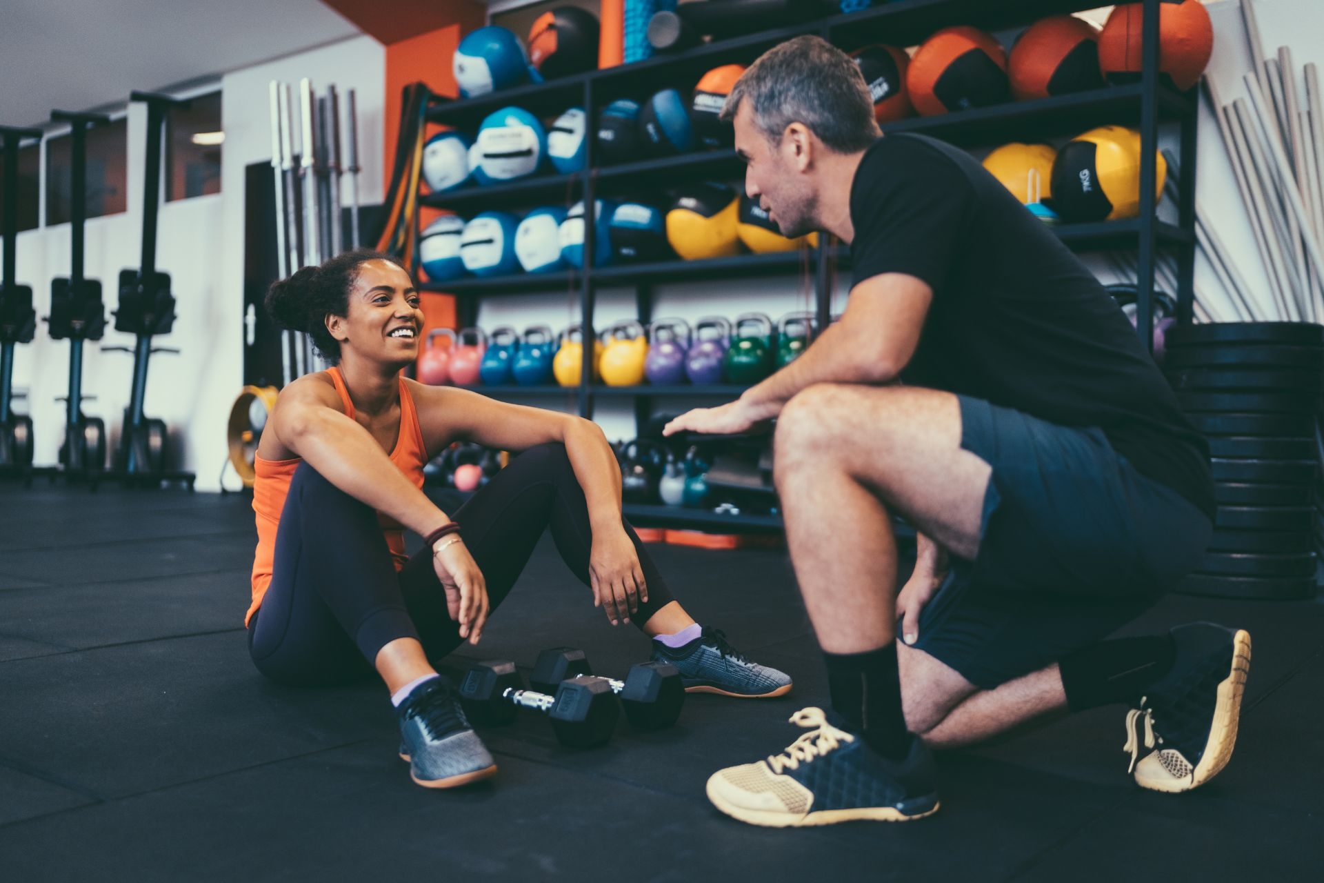 How do community reintegration programs collaborate with local community organizations and resources to provide comprehensive support for participants?